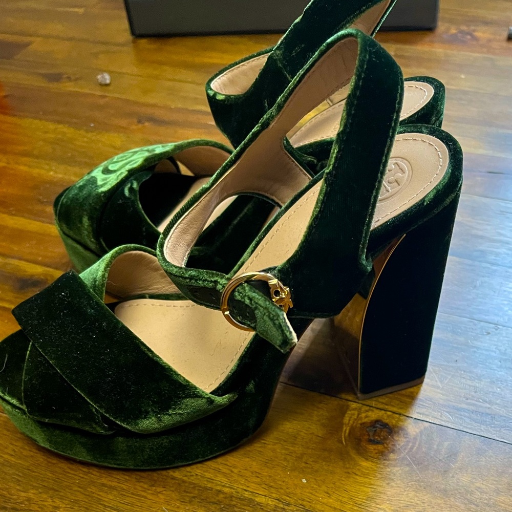 Emerald green velvet Tory Burch Platform sandals with ankle buckles